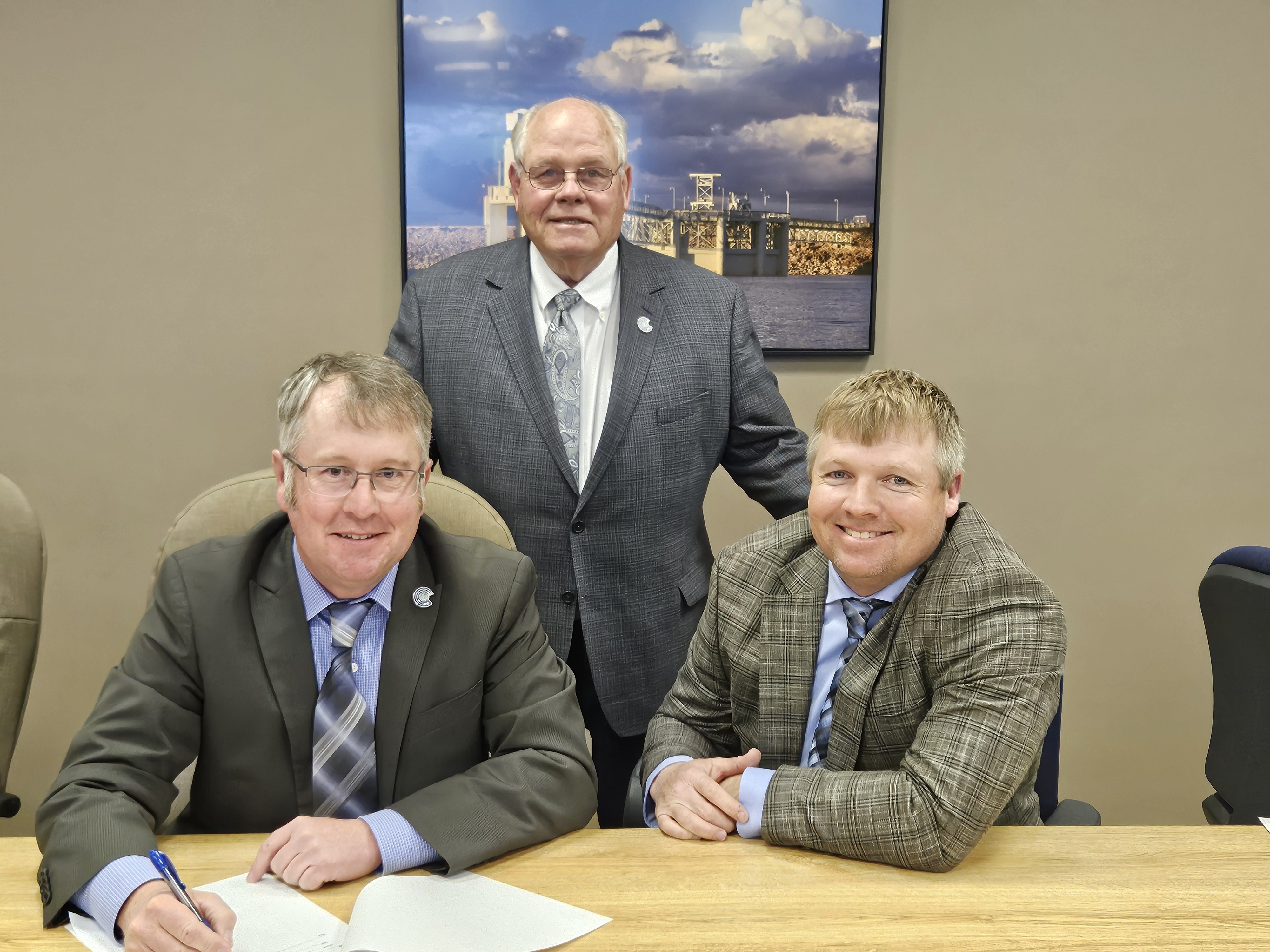 Board Officers sign Memorandum